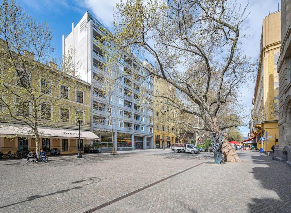 Liszt Ferenc Square Panorama Apt Budapest Eksteriør billede
